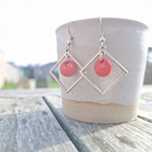 Zilveren ruit met roze porseleinparel - sterling zilver (AG925) oorhangers