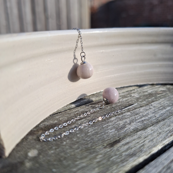 Gemarmerd pastel paars roze bolletjes - RVS zilveren oorbelketting