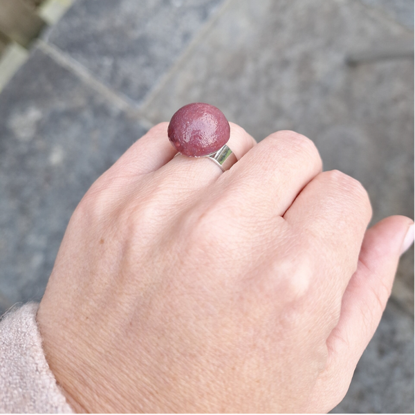 Aubergine paarse halve bol porseleinparel - verstelbare ring - zilver