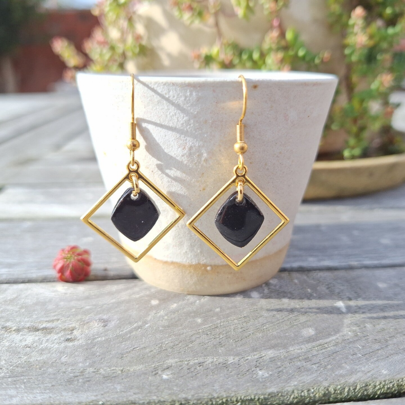 Ruitvormige zwarte porseleinparel - stainless steel gouden oorhangers