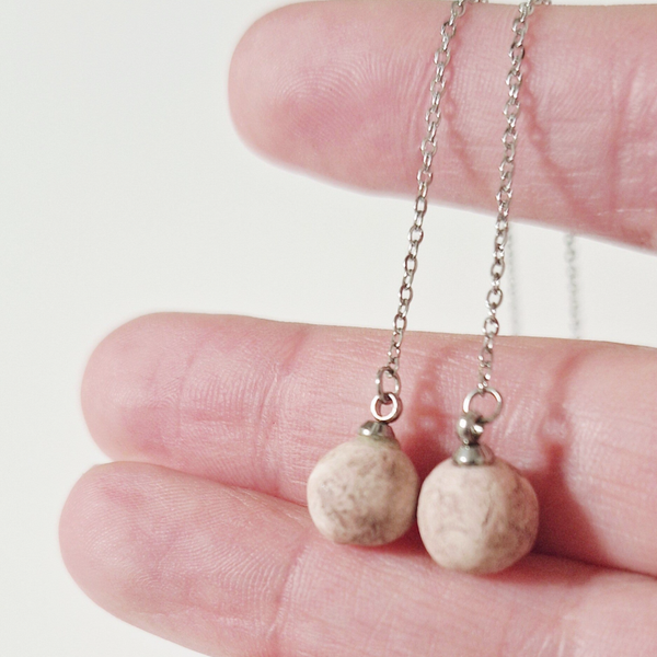 Gemarmerd oud wit bolletjes - RVS zilveren oorbelketting