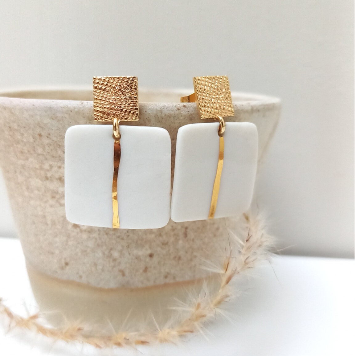 Gouden oorstekers met wit gouden porseleinparel - RVS goud