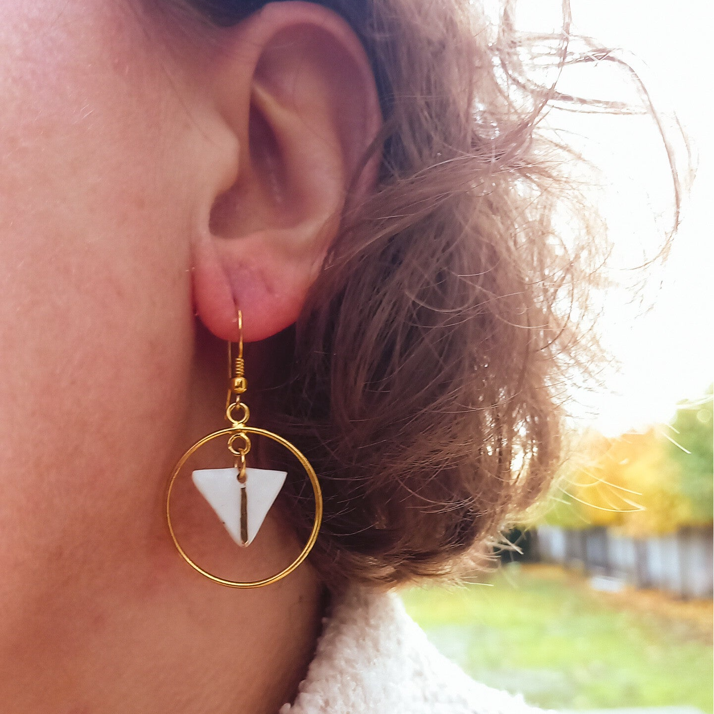 Porselein wit driehoekjes in gouden creolen met RVS gouden oorhangers