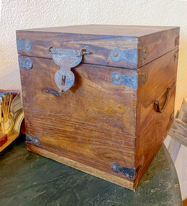Caja cuadrada teka.