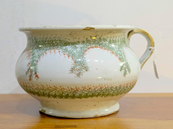 Orinal antiguo de cerámica