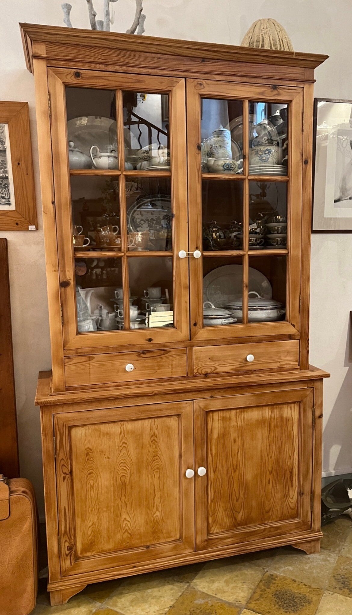 Vitrina dos cuerpos.