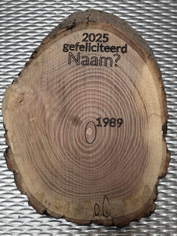 Houtschijf eikenhout  rond met persoonlijke gravure M