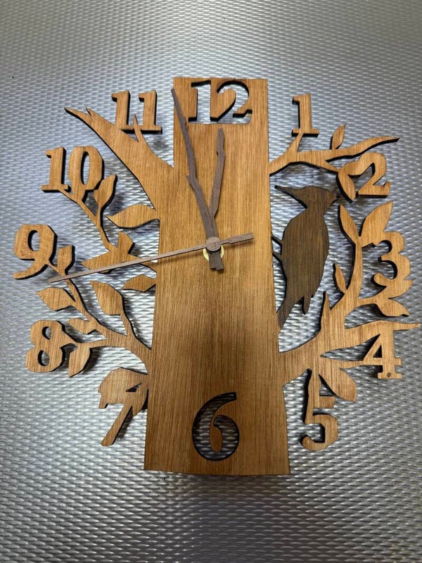 Houten wandklok met specht en takkenwijzers - stil uurwerk