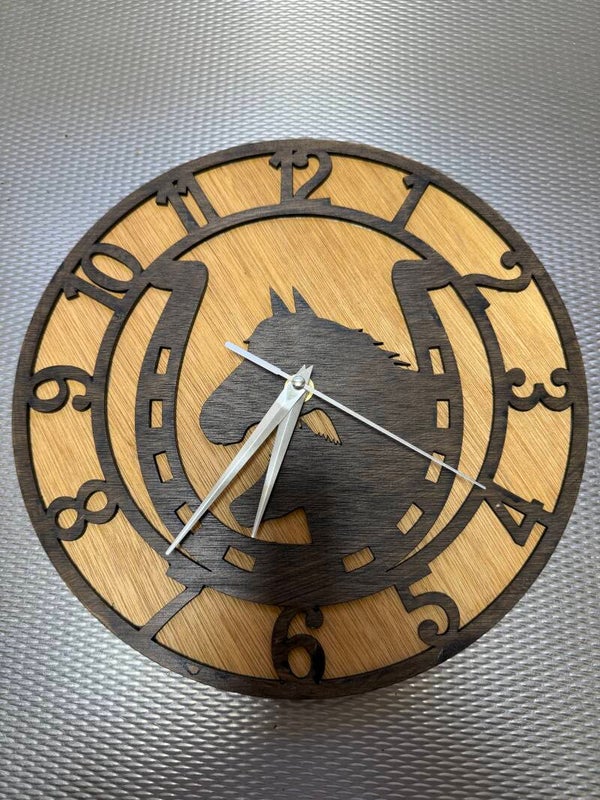 Klok met paarden&hoefijzer Design