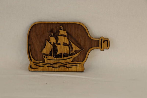 Schip in een fles houten bord