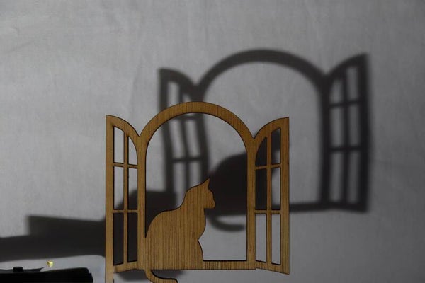 laser gesneden kat in het raam met schaduw effect