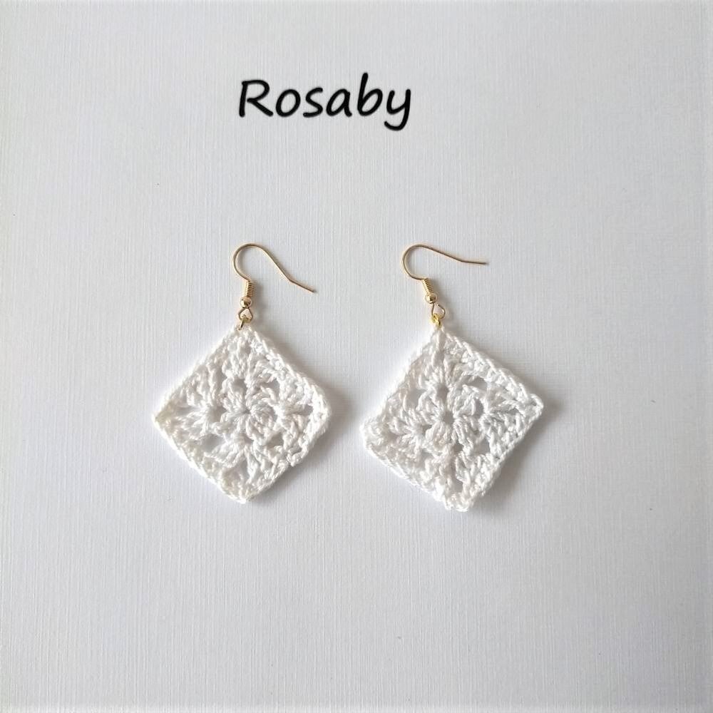 Boucles d’oreilles “Neige Bohème” – Crochet blanc fait main