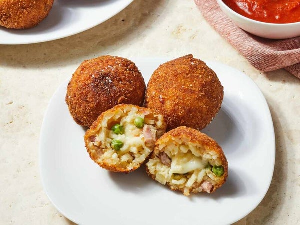 Arancini; friterte risboller med mozzarella og ragu