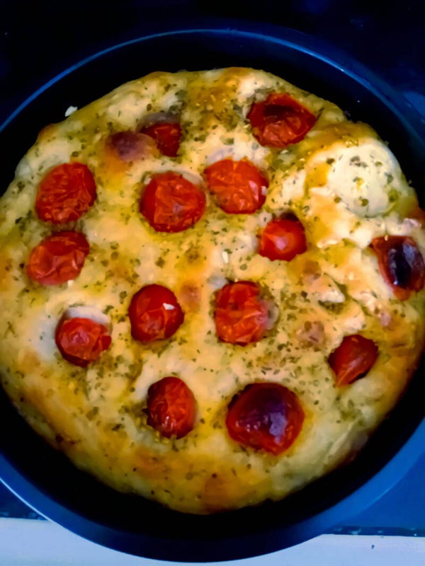 Focaccia med tomat og urter