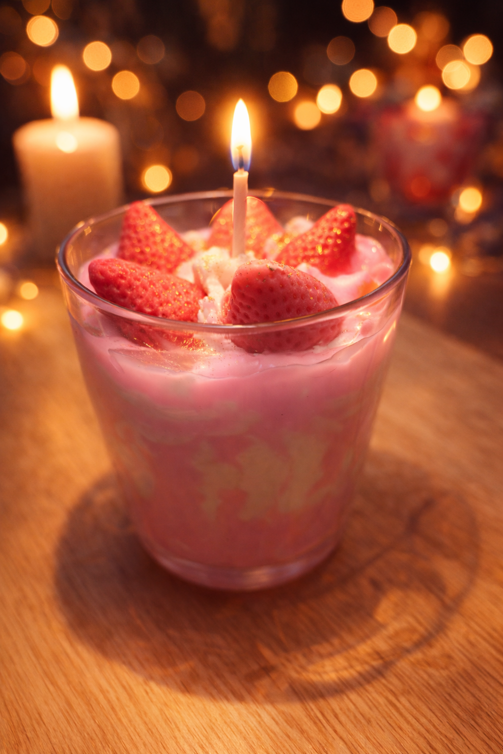 Bougie gourmande parfumée bubble-gum et fraise des bois, bougie gourmande gâteau, bougie cire de soja, bougie naturelle, bougie chantilly, cadeau mariage, cadeau baptême, cadeau maitresse, cadeau fin d'année scolaire, cadeau secret santa