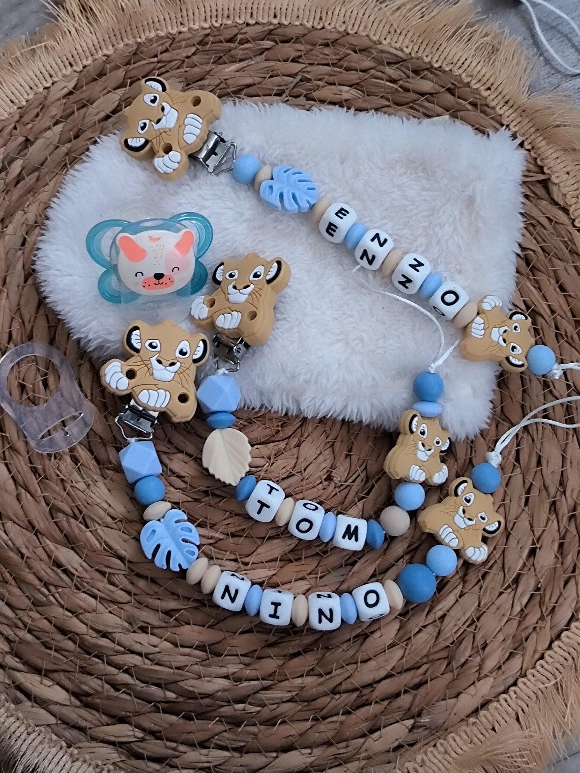 Attache tétine simba bleu,  attache sucette simba, pacifier clip, Schnullerclip, attache tétine personnalisée prénom, attache stylos personnalisé infirmière infirmier,