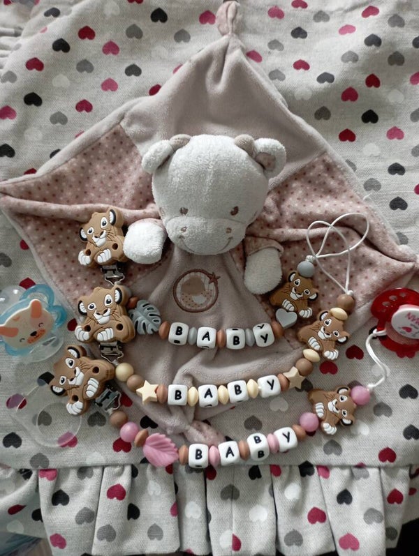 Attache tétine simba, attache sucette simba personnalisée, pacifier clip, Schnullerclip, attache tétine personnalisée prénom, attache stylos personnalisé infirmière infirmier,