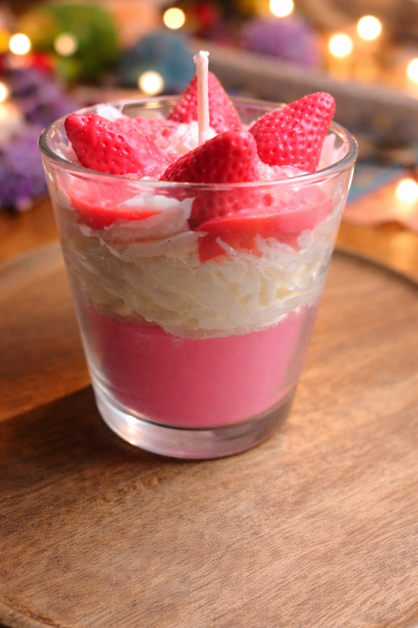 Bougie gourmande parfumée, bougie parfum yaourt fraise, bougie gourmande gâteau, bougie cire de soja, bougie naturelle, bougie chantilly, cadeau mariage, cadeau baptême, cadeau maitresse, cadeau fin d'année scolaire, cadeau secret santa