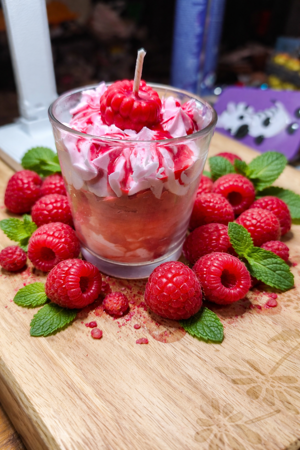 Bougie gourmande parfumée, bougie parfum framboise, bougie gourmande gâteau, bougie cire de soja, bougie naturelle, bougie chantilly, cadeau mariage, cadeau baptême, cadeau maitresse, cadeau fin d'année scolaire, cadeau secret santa