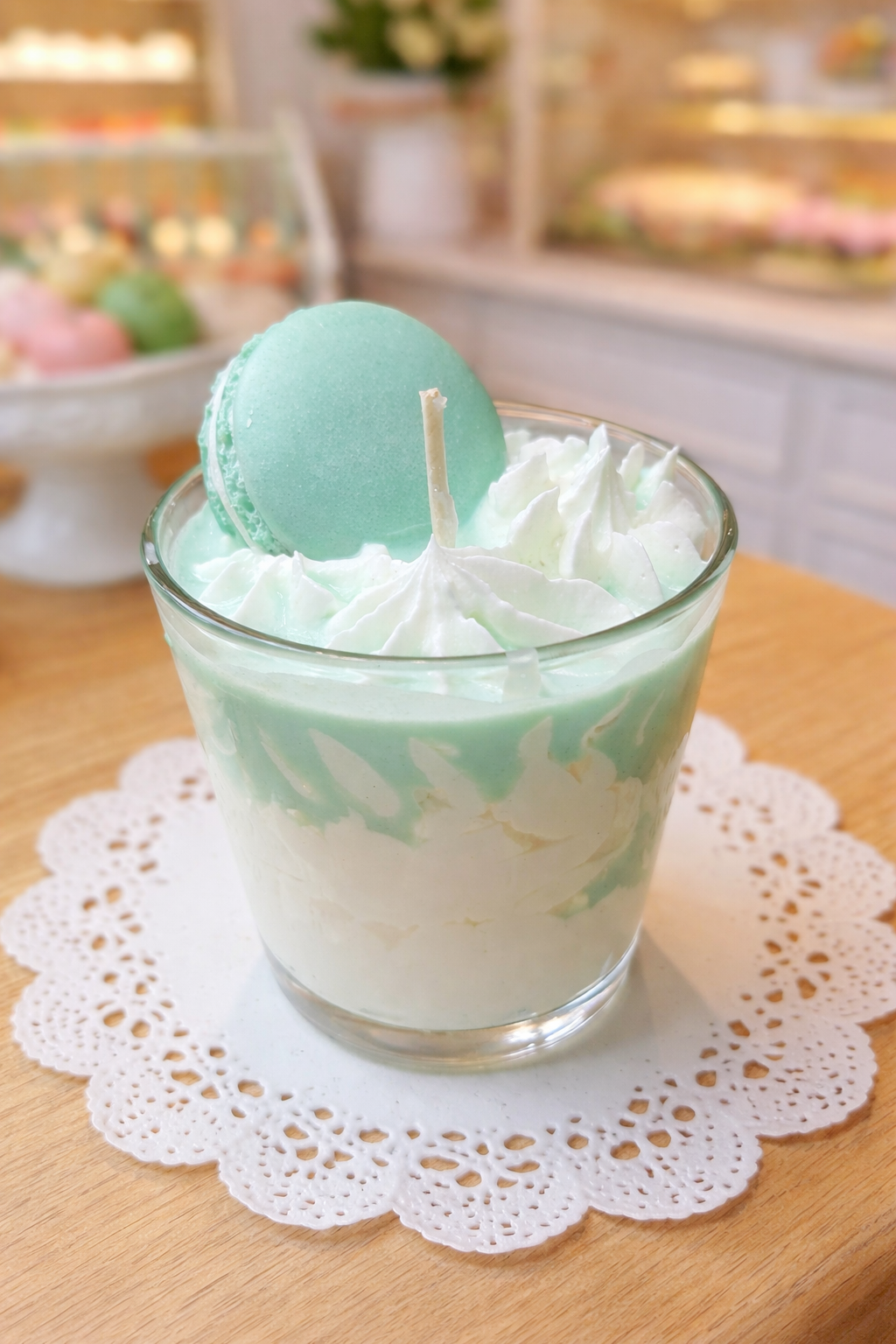 Bougie gourmande parfumée, bougie parfum macaron pistache, bougie gourmande gâteau, bougie cire de soja, bougie naturelle, bougie chantilly, cadeau mariage, cadeau baptême, cadeau maitresse, cadeau fin d'année scolaire, cadeau secret santa