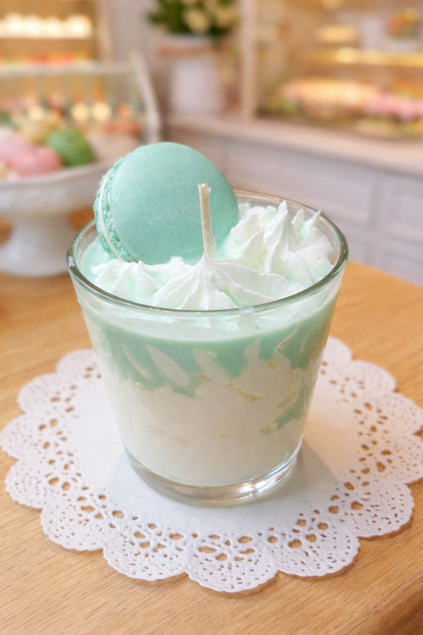 Bougie gourmande parfumée, bougie parfum macaron pistache, bougie gourmande gâteau, bougie cire de soja, bougie naturelle, bougie chantilly, cadeau mariage, cadeau baptême, cadeau maitresse, cadeau fin d'année scolaire, cadeau secret santa