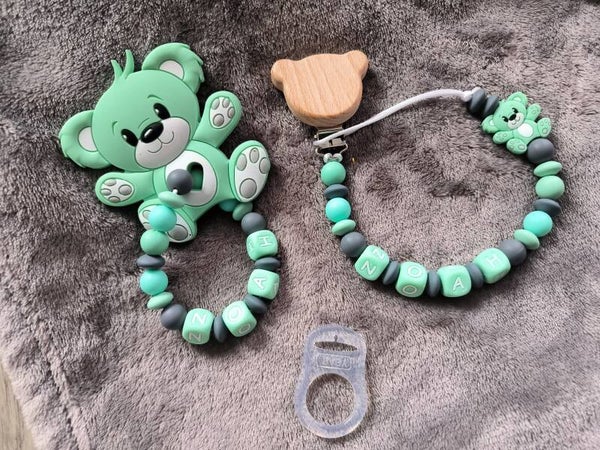Coffret naissance ourson vert, attache tétine avec hochet,  attache sucette avec hochet, cadeau bébé personnalisé prénom
