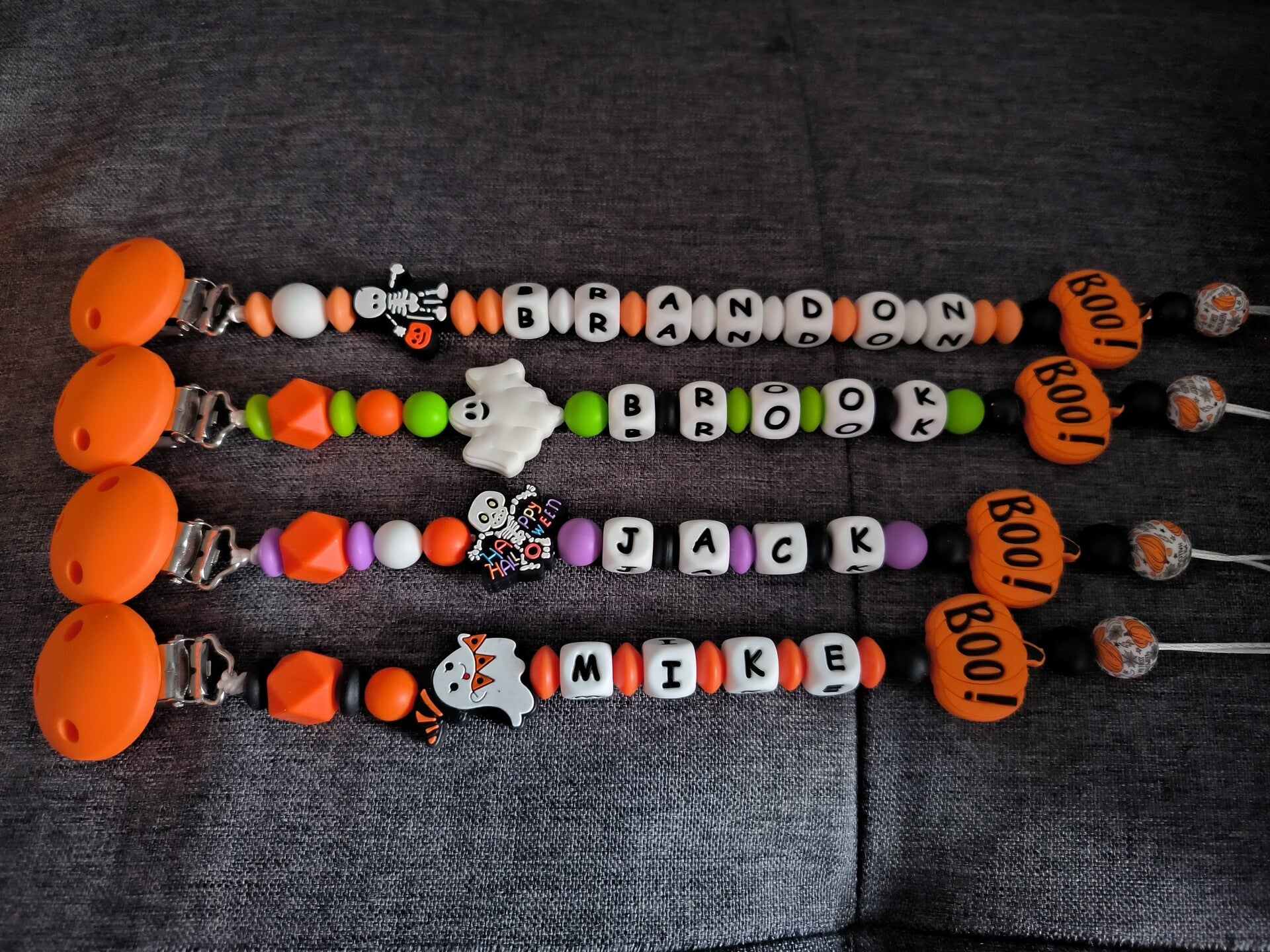 Attache tétine halloween, attache sucette halloween, pacifier clip, Schnullerclip, attache tétine personnalisée prénom, attache stylos personnalisé infirmière infirmier,