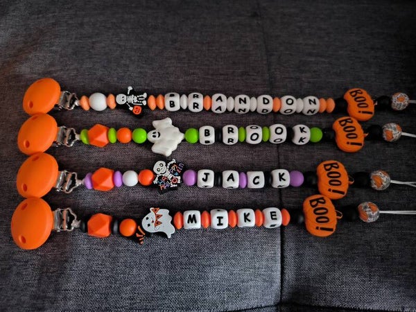Attache tétine halloween, attache sucette halloween, pacifier clip, Schnullerclip, attache tétine personnalisée prénom, attache stylos personnalisé infirmière infirmier,