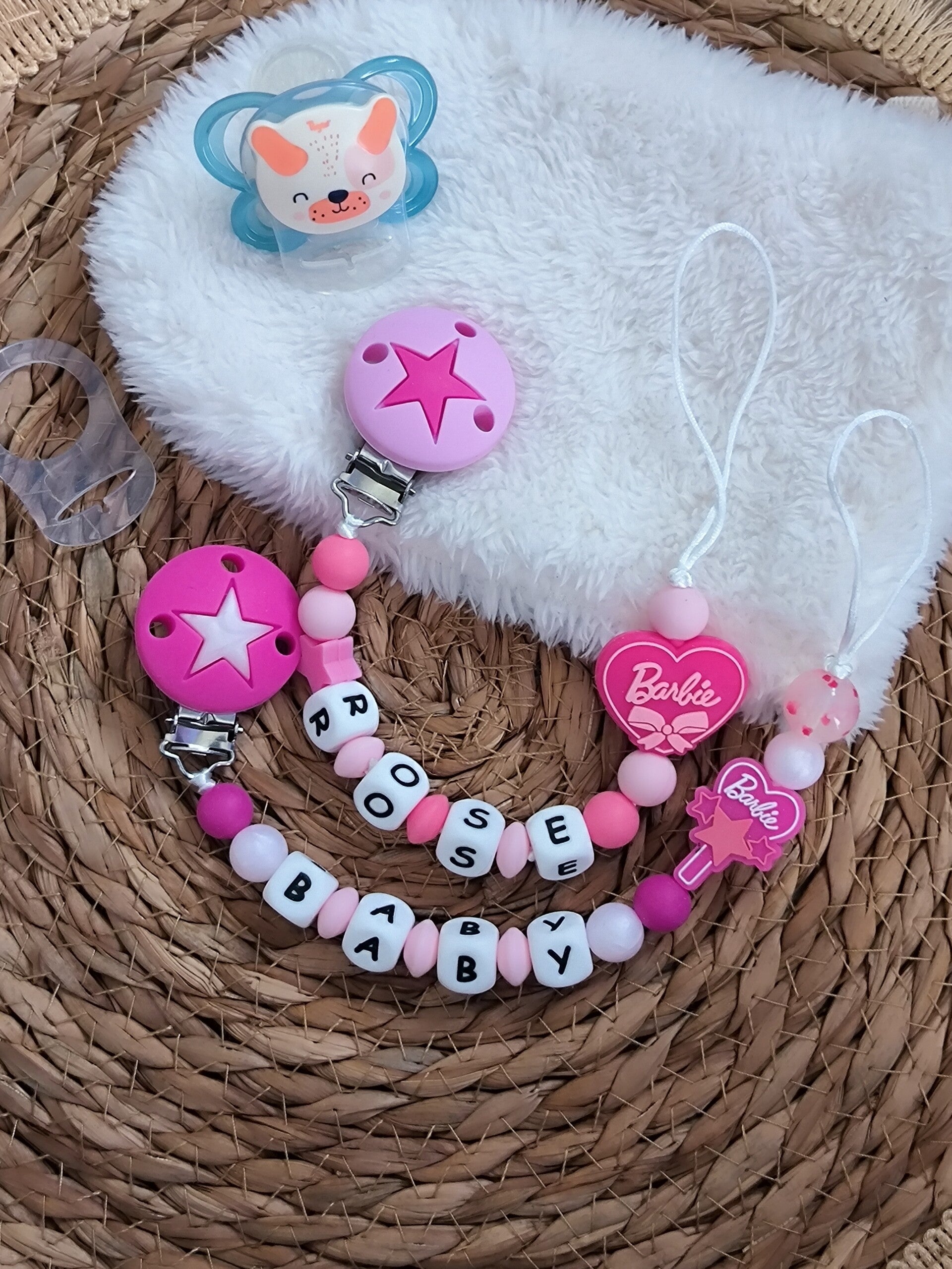 Attache tétine barbie, attache sucette barbie, pacifier clip, Schnullerclip, attache tétine personnalisée prénom, attache stylos personnalisé infirmière infirmier,