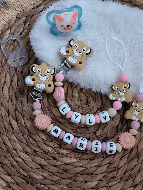 Attache tétine nala simba, attache sucette nala simba personnalisée, pacifier clip, Schnullerclip, attache tétine personnalisée prénom, attache stylos personnalisé infirmière infirmier,