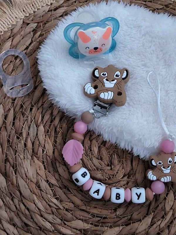 Attache tétine simba nala rose, attache sucette simba nala pacifier clip, Schnullerclip, attache tétine personnalisée prénom, attache stylos personnalisé infirmière infirmier,