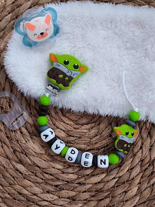 Attache tétine yoda, attache sucette yoda personnalisée, pacifier clip, Schnullerclip, attache tétine personnalisée prénom, attache stylos personnalisé infirmière infirmier,