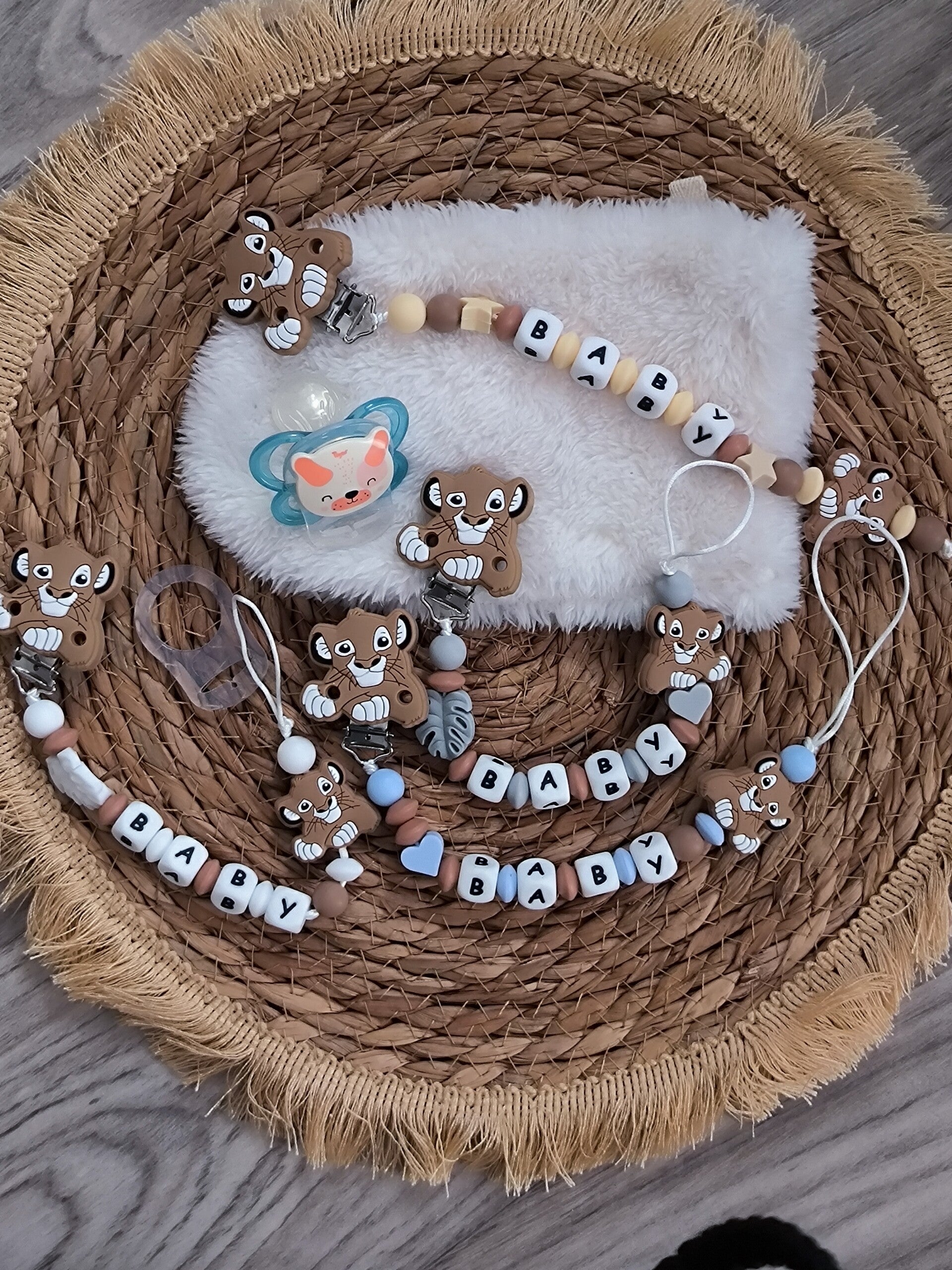 Attache tétine simba, attache sucette simba personnalisée, pacifier clip, Schnullerclip, attache tétine personnalisée prénom, attache stylos personnalisé infirmière infirmier,
