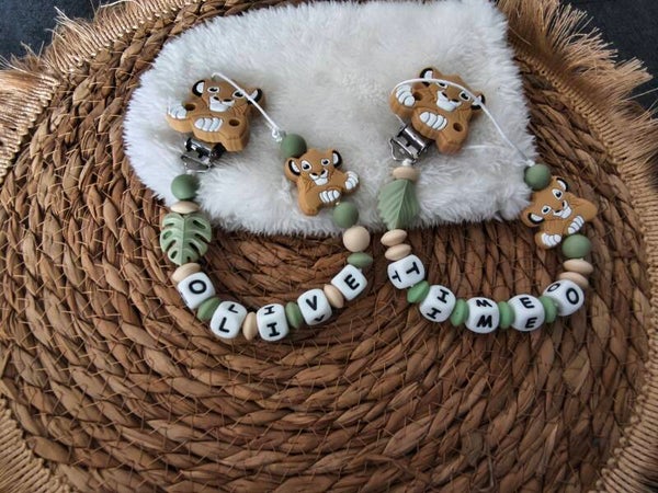 Attache tétine simba personnalisée, attache sucette simba personnalisée, pacifier clip, Schnullerclip, attache tétine personnalisée prénom, attache stylos personnalisé infirmière infirmier,