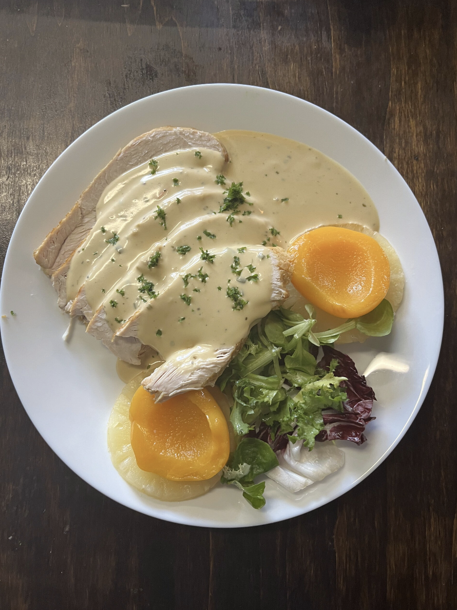 Kindermenu - Kalkoengebraad met kruidensaus en fruit