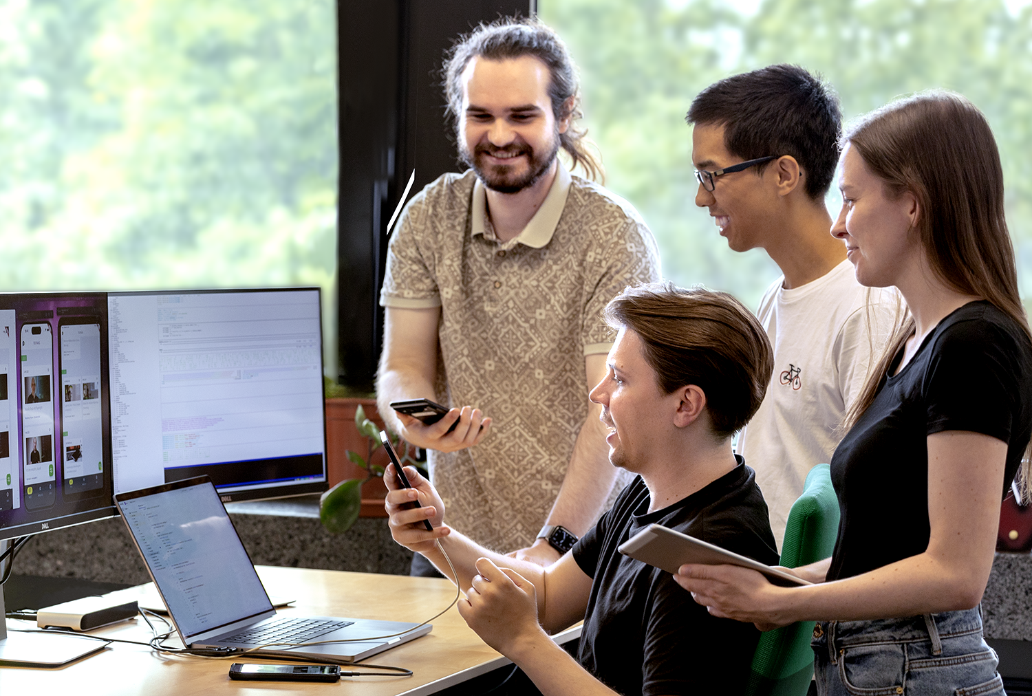 Mobile Entwickler Team bei der Besprechung am Computer