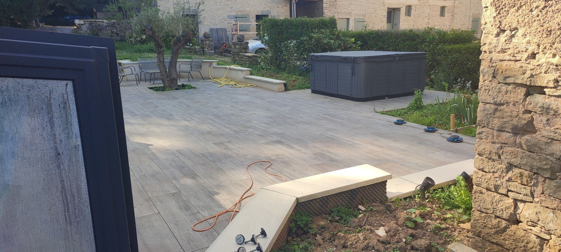 terrasse et spa grès cérame