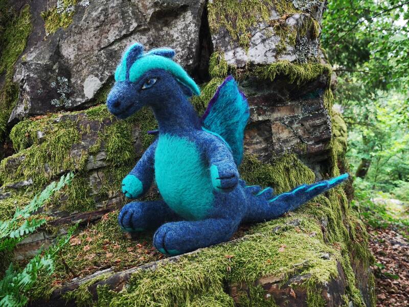 drache-blau-t-rkis-stacheln-g-standard.jpg