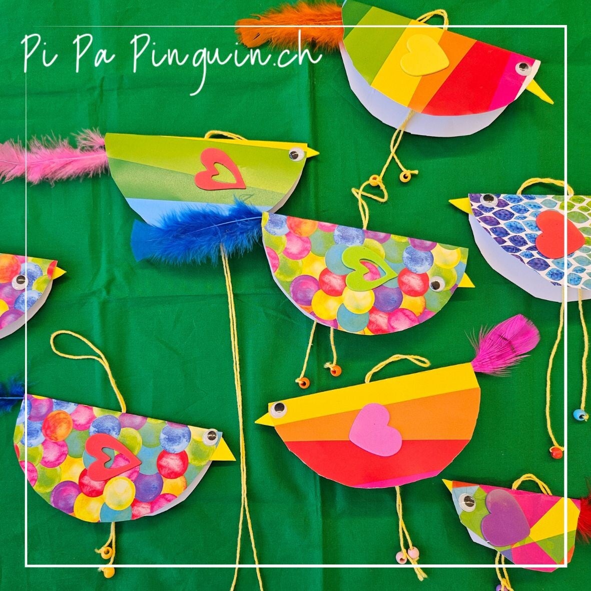 Fertige bunte Vögel aus Papier mit Federn, Wackelaugen, Schnur und Perlen als kreative Bastelidee für Kindergarten, Frühling und Kinder zu Hause.