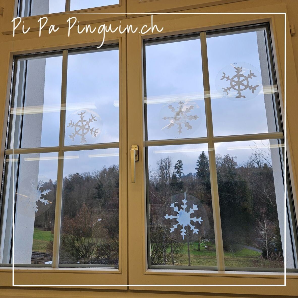 Winterliche Fensterdekoration mit Schneeflocken aus Leim im Kindergarten und in der Unterstufe