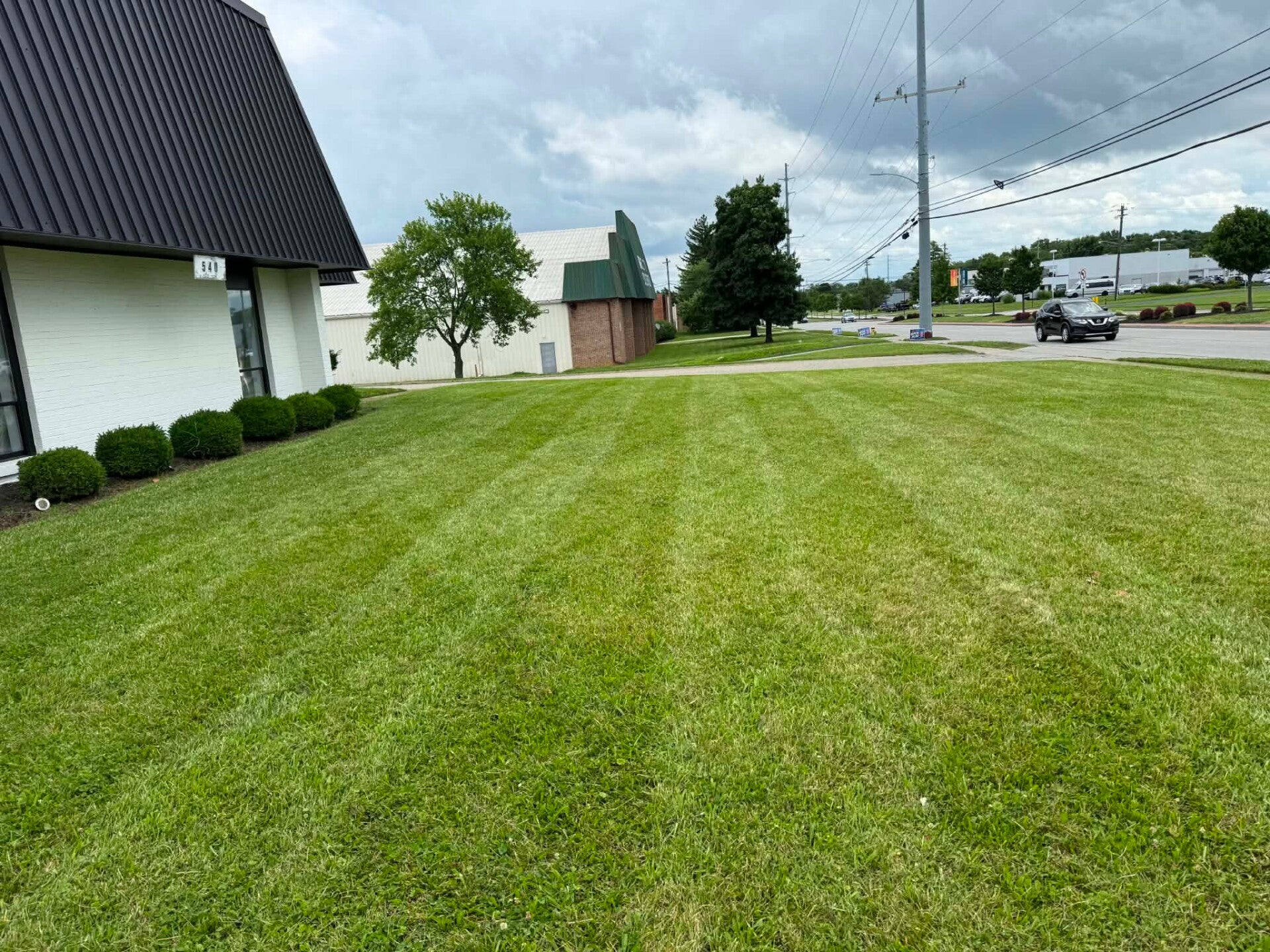 Commercial yard cut by Nienaber And Sons Lawn Care in Cincinnati Ohio