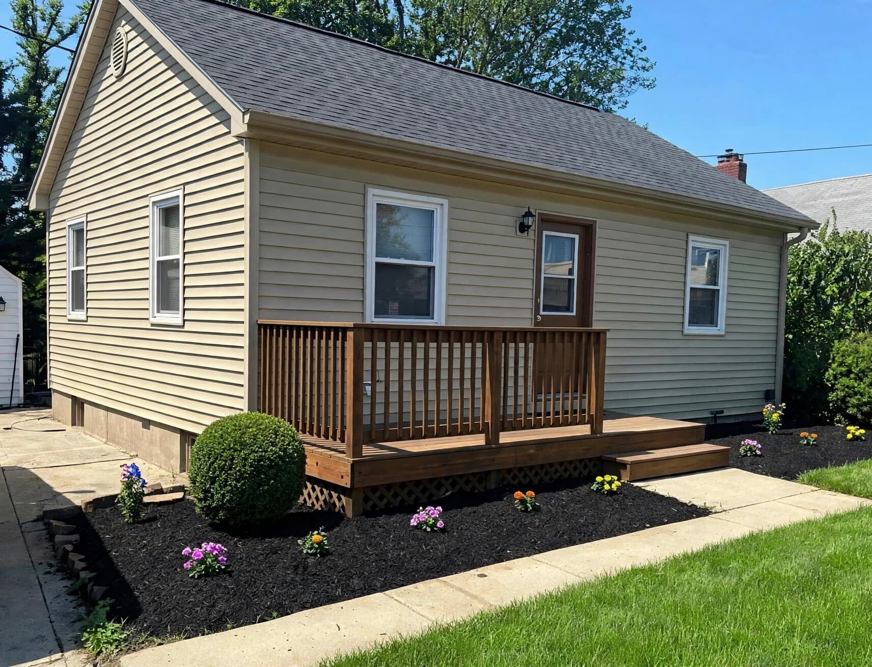 Professional garden bed mulching and landscape grooming by Nienaber & Sons Lawn Care in Cincinnati.