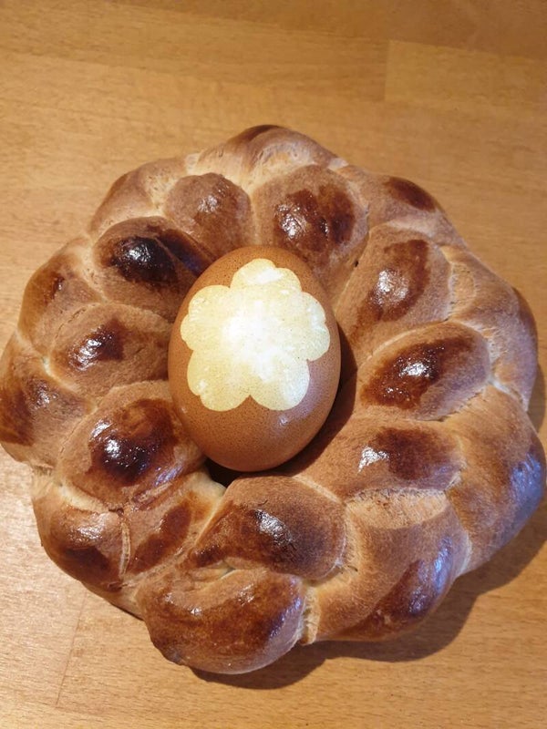 Oster-Zopf-Kranz mit Ei