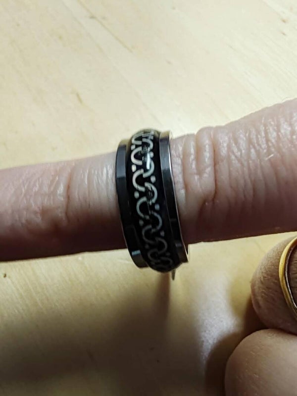 Bague motif incrusté