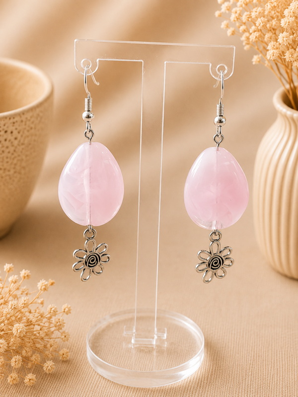 Pink Daisy – Roze oorbellen met zilveren bloem