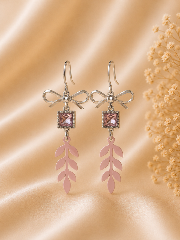 Rosalie Blush Oorbellen – zilverkleurige strikoorbellen met roze kristal