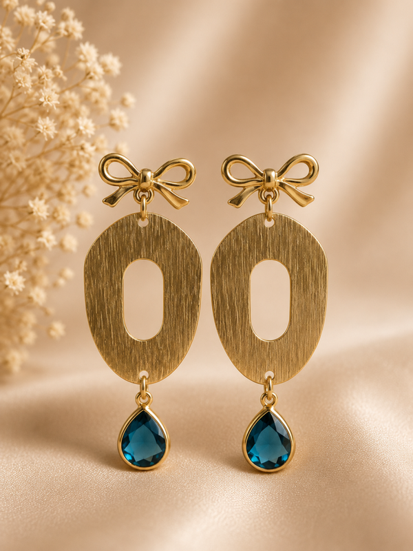 Élise Azure – Gouden Statement Oorbellen met Blauwe Kristalhanger