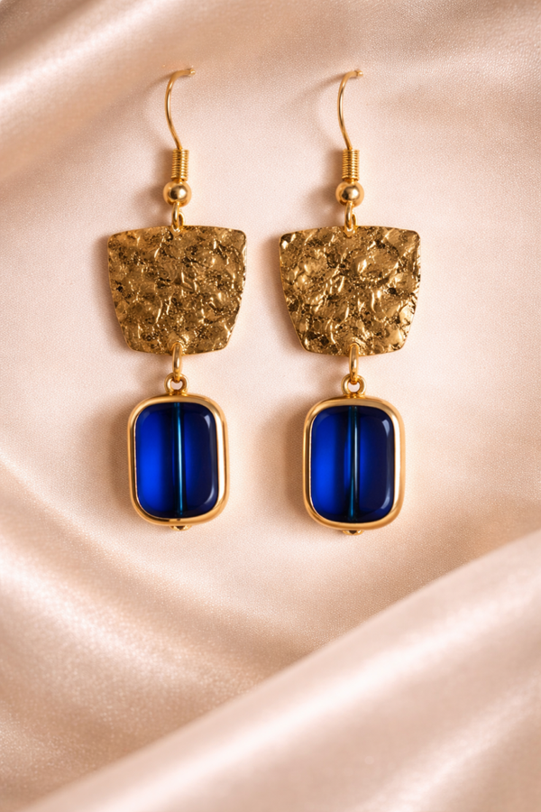 Oorbellen met gouden trapezium en blauw steentje