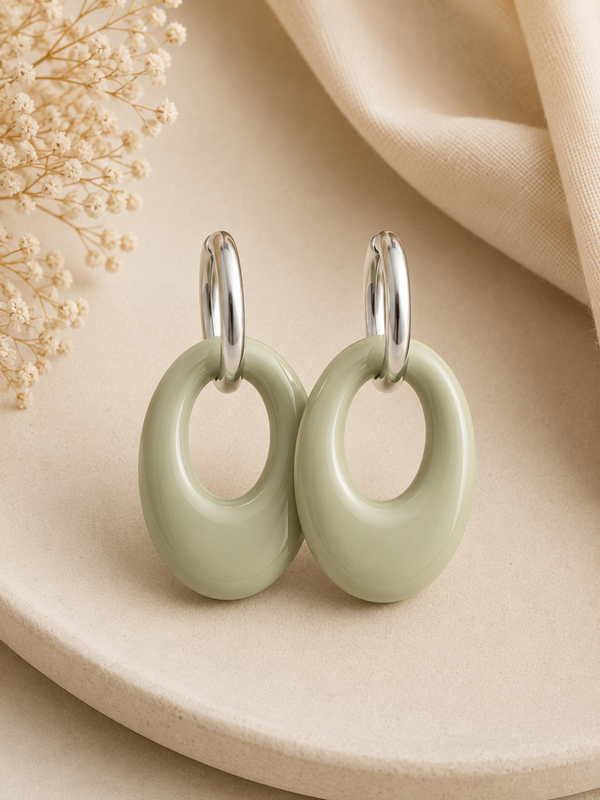 Handgemaakte Saliegroene Resin Oorbellen met Zilverkleurige Hoops | 4,5 cm