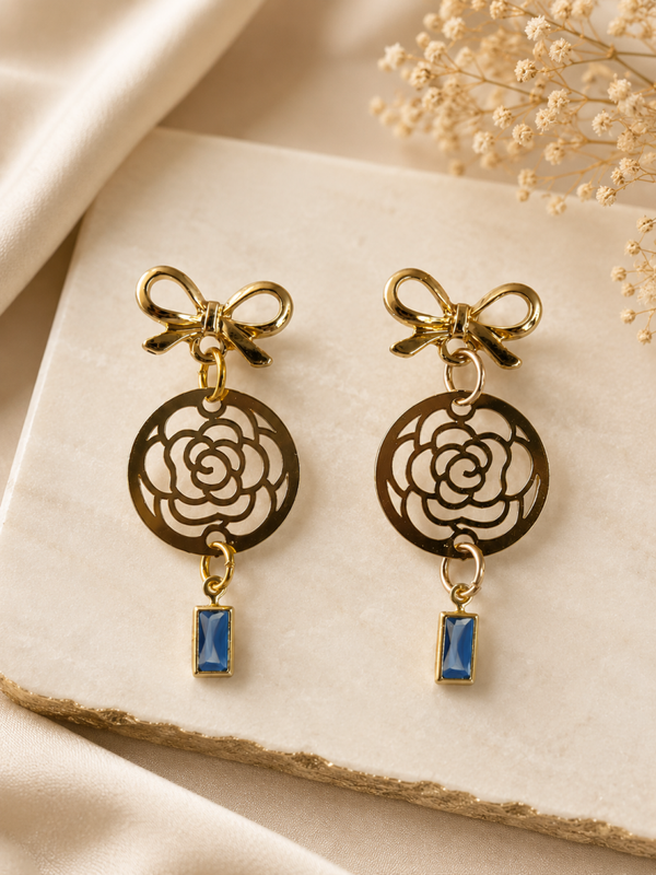 Blauwe statement oorbellen met bloemdetail en strik